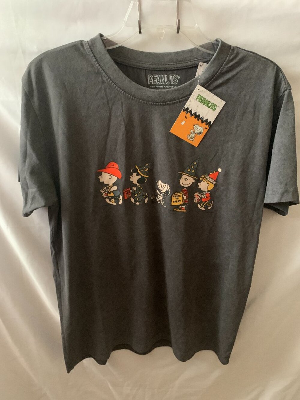 PEANUTS Snoopy & Friends Halloween Trick or Treat Short Sleeve Tee Sz LARGE